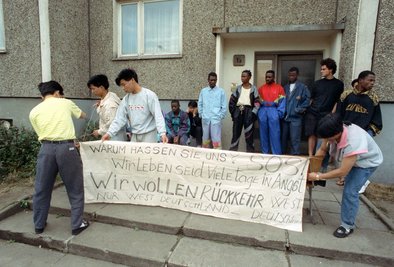 "Warum hassen sie uns? SOS!" steht auf dem Transparent, das Asylbewerber vor ihrer Unterkunft aufstellen.