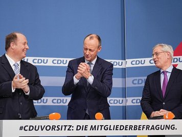           Friedrich Merz (m.) setzte sich vor Norbert Röttgen (l.) und Helge Braun durch.