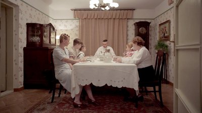 Familie Höß mit Sandra Hüller (links) als Hedwig Höß und Christian Friedel (Mitte) als Rudolf Höß sitzt am Esstisch in einer Szene des Oscar-prämierten britischen Films: The Zone of Interest".