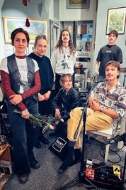 In der neuen Ausstellung in der Galerie Koch: Malerin Patricia Huck, Inhaberin Katrin Steinert, Musiker Phil Drees (v.l.), sowie Malerin Maria Morgenstern und die Musiker Martin Fischer und Malte Fischer. Alle drei Musiker sind Mitglieder der Band Annie Spectre.