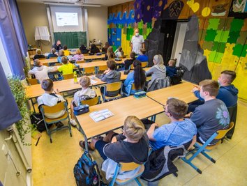 Unterricht war schon mal angenehmer: An allen Einrichtungen außer den Grund- und Förderschulen herrscht zum Schuljahresbeginn Maskenpflicht im Klassenzimmer. Im Bild: die Klasse 7b der Oberschule Aue-Zelle mit ihrem Klassenlehrer Uwe Müller (rechts, stehend) und dem Lehrer in Ausbildung Bill Hofmann (sitzend). 