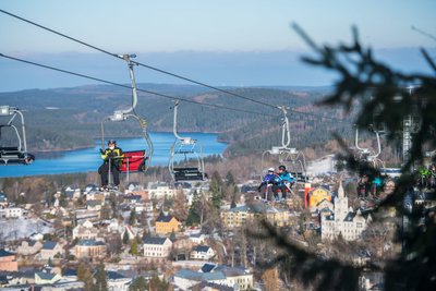 Nach knapp zweijähriger Schließzeit öffneten am Freitag die Skigebiete in Sachsen wie hier die Skiarena Eibenstock.