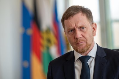 Sachsens Ministerpräsident Michael Kretschmer (CDU) während des „Freie Presse“-Interviews in seinem Büro in der Staatskanzlei.
