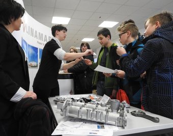 Bei einer früheren Berufsorientierungsmesse informierten sich Schüler am Stand von Linamar über berufliche Perspektiven beim Autoteilehersteller aus Crimmitschau.