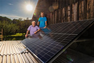 Diese Balkonsolaranlage hätte Familie Neundorf gern von der Sächsischen Aufbaubank gefördert. Doch obwohl Tobias Neundorf seinen Vater Helmut unterstützt hat, sind die beiden am digitalen Registrierungs- und Antragsprozess gescheitert.