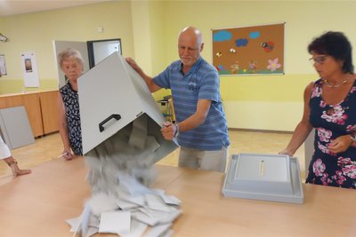 Punkt 18 Uhr hat im Wahllokal Großschirma die Auszählung begonnen.