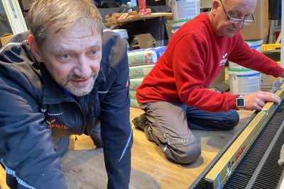Auch die Heizung im Schenkerhaus wurde überholt und aufgearbeitet - Ronny Kultscher (vorn) und Henry Baum von Seidel Heizung & Bad Reichenbach nehmen beim Wiedereinbau Maß.