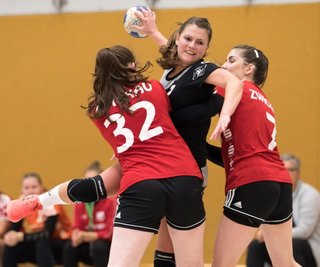 Gestoppt: Die Handballerinnen des SV Rotation Weißenborn um Sophie Zeller (M.) sind 2021/22 noch nicht in Schwung gekommen. Und die Hoffnungen auf eine halbwegs normale Saison sinken immer weiter. 