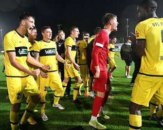 Da fällt die Last ab: Nach zwei Niederlagen sicherten sich die Kicker des VFC Plauen im Derby gegen Auerbach mit dem 3:1-Sieg die ersten Oberliga-Punkte in der noch jungen Saison. Danach feierte die Mannschaft mit den mitgereisten Fans. 
