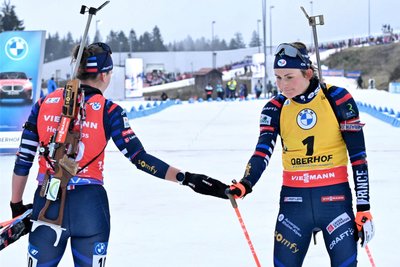 Justine Braisaz-Bouchet (re.) gratuliert Julia Simon.