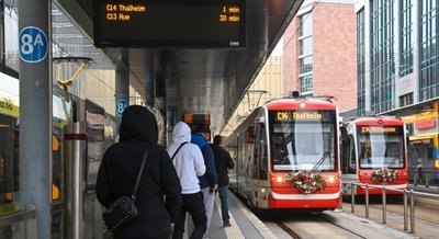 Zwei Bahnen der Linie C 14, die zwischen Mittweida und Thalheim verkehrt, begegnen sich an der Zentralhaltestelle. 