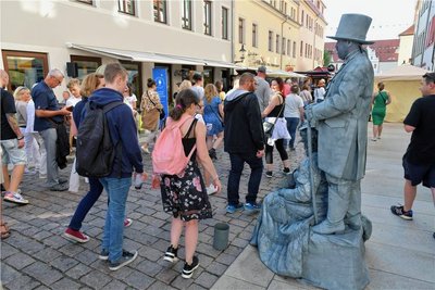 In den Straßen der Altstadt gibt es zahlreiche Stände und Kleinkunstaktionen. Hier ein Blick in die Burgstraße.