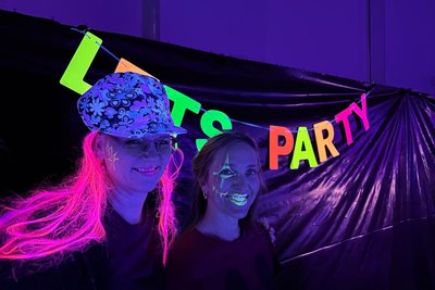 Bereit für die Schwarzlicht-Party: Philine (l.) und Sveta lassen es im Ratskellersaal schon leuchten und freuen sich auf Gäste am 8. Mai.
