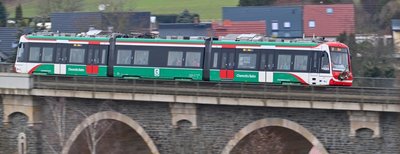 Züge der City-Bahn auf dem Bahrebachviadukt im Ortsteil Borna sind nichts Neues - bisher endete die Strecke allerdings am Technopark. Seit Ende Januar fahren die Züge aus Burgstädt bis nach Aue durch. Hier eine der ersten Bahnen mit der neuen Aufschrift. 