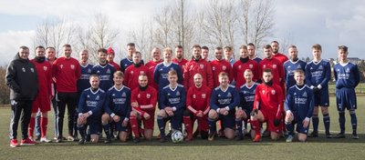 Ihre beiden Heimspielstätten liegen 500 Kilometer auseinander: Dennoch pflegen die SG Jößnitz (blaue Kleidung) und der SV Warnemünde (rot) aus Rostock eine Sportfreundschaft. 