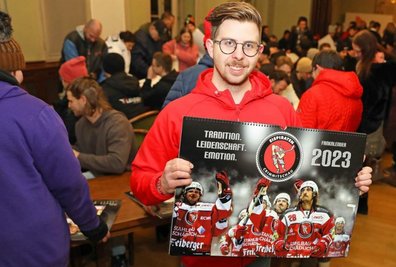 Eispiraten-Pressesprecher Aaron Frieß präsentiert den neuen Fankalender 2023.