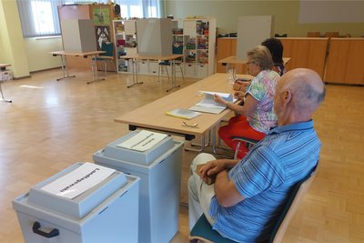 Im Bürgersaal Großschirma gleich neben der Grundschule ist ein Wahllokal eingerichtet.