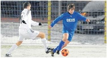 Der in der Winterpause von der SG Schönfels zum Reichenbacher FC zurückgekehrte Mirko Particke (rechts) sorgte nicht nur für mehr Sicherheit in der Abwehr, sondern bewies auch Drang nach vorn.