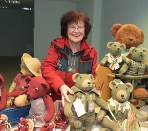 Hella Müller zeigt eine Auswahl ihrer Teddys. 