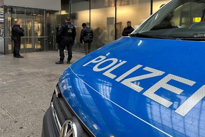 Mehrfach hat die „Freie Presse“ zum Tod des Mannes aus Gambia und den folgenden Ermittlungen berichtet, zuletzt über die vorläufige Verhaftung eines Verdächtigen in der Chemnitzer Innenstadt.