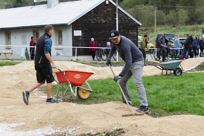Wie rund 30 weitere Helfer packte auch Planer Tobias Mittelbach (vorn rechts) aus Geyer beim Bau der Strecke selbst mit an.
