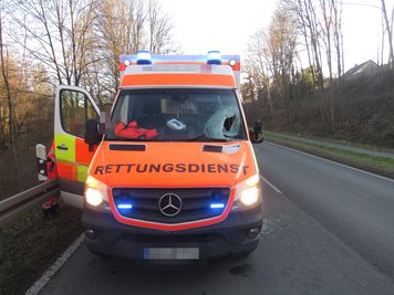 Eine von einem Lkw gerutschte Eisplatte hat auf der S 2177 die Windschutzscheibe einen Krankenwagens durchschlagen.