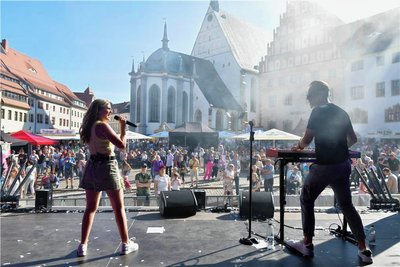 Im Bierdorf auf dem Untermarkt sorgte am Samstag das Popduo „Zwei wie eins“ für Stimmung.