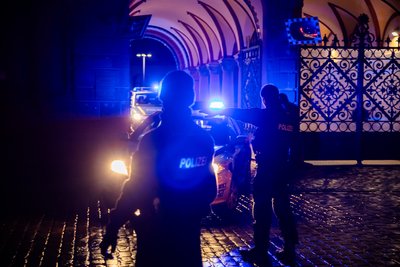 Eine Polizeikolonne verlässt das Magdeburger Justizzentrum. Die Staatsanwaltschaft Magdeburg ermittelt wegen fünffachen Mordes und versuchten Mordes in 200 Fällen.