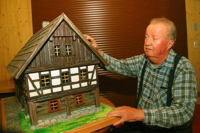 Dietmar Kühn aus Höllensteg hat abgerissene Gebäude von Posseck nachgebaut. Am Sonntag zeigt er die Modelle von 12 bis 16 Uhr in der Hagerscheune Posseck.