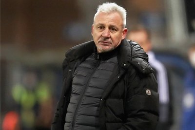 Fassungslos war Pavel Dotchev am Freitagabend nach den zwei späten Gegentoren in Paderborn. 