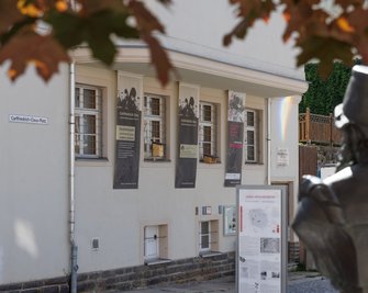Die ehemalige Wohnung des Carlfriedrich Claus, die sich mit im Gebäude des Kinos Gloria-Palast befindet, beherbergt heute den Studienraum. Dafür sind regelmäßig auch Restaurierungsarbeiten notwendig. 
