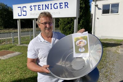 Produktionsleiter Gerald Zimmer zeigt die Feuerschale - sie ist vom Aussehen her die perfekte Ergänzung zum Vogtlandgrill. Auch sie gibt es im Werksverkauf oder Onlineshop.