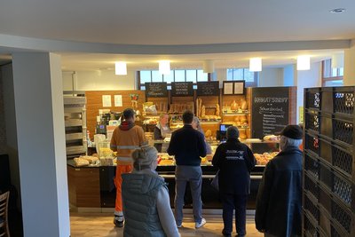 Während des Umbaus hat die Filiale der Lengenfelder Bäckerei Willy Lenk weiterhin geöffnet.