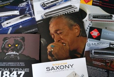 Auch Grammy-Preisträger Charlie Musselwhite (Foto) aus den USA spielt Mundharmonikas von C. A. Seydel Söhne aus Klingenthal. 