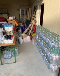 Wasser sowie Hygieneartikel gingen mit im ersten Transport.