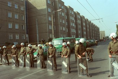 Polizeikräfte blockieren am 23.09.1991 Straßen in Hoyerswerda. Hoyerswerda war am 17. September 1991 der erste Ort in Deutschland, in dem nach der Wiedervereinigung Gewalt gegen Ausländer eskalierte.