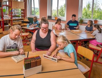 Im Erzgebirgshof in Gehringswalde wurde die erste Freie Demokratische Schule eröffnet. Unterrichtet werden die Kinder unter anderem von Elisabeth Glöckner und Michael Schreiber. 