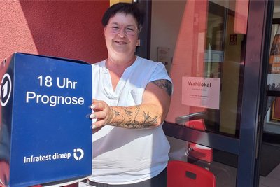 Vor dem Wahllokal in Großschirma wartet Daniela Rode. Sie bittet die Wähler im Auftrag von Infratest Dimap, noch einmal für die ARD-Wahlprognose abzustimmen.