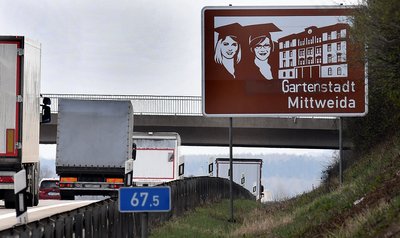 Im April hatten Unbekannte das touristische Hinweisschild manipuliert, über mehrere Wochen war hier der Titel "Gartenstadt Mittweida" zu lesen.