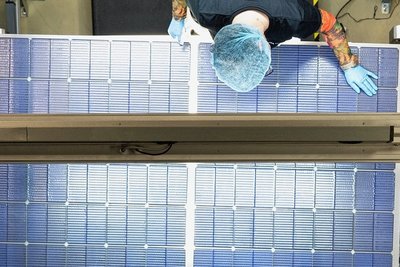 Qualitätskontrolle bei der der Meyer Burger Technology AG Freiberg. Das Unternehmen sucht neue Mitarbeiter - und würde alles begrüßen, was bürokratische Hürden für ausländische Bewerber abbaut.