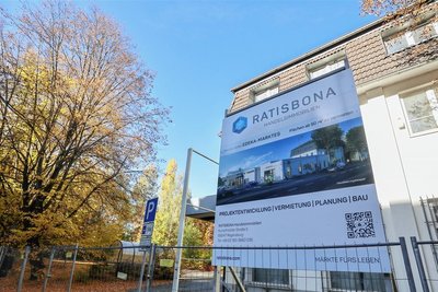 Auf dieser Bautafel an der Neefestraße wird ein neuer Edeka-Markt angekündigt. Genaueres soll Anfang November bekannt gegeben werden. 
