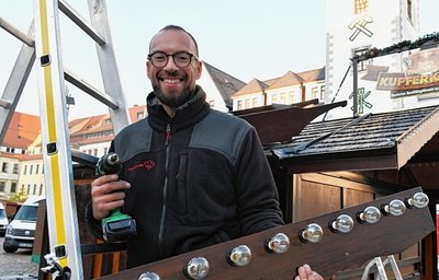 Axel Kunze aus Großenhain verkauft Glühwein in seinem Kupferkessel: "Ich bin gern in Freiberg, liebe das Publikum, meine Stammgäste sind schon wie meine Familie. Nach Feierabend bummle ich gern durch die festlich beleuchtete Altstadt zum Untermarkt mit dem Dom - wunderschön." 
