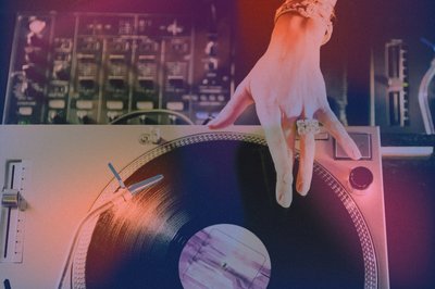 Frauen waren in allen Phasen der Entwicklung elektronischer Musik präsent, sei es bei der Produktion von Soundtracks, bei der Einrichtung eines Soundlabors oder bei einem internationalen Musikfest