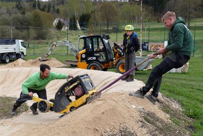 Arne Lützendorf, Charly Peter und Simon Schmiedel (von links): Mit schwerer Technik und Körpergewicht werden die rund 18 Tonnen Brechsand, der den Untergrund bildet, verdichtet.