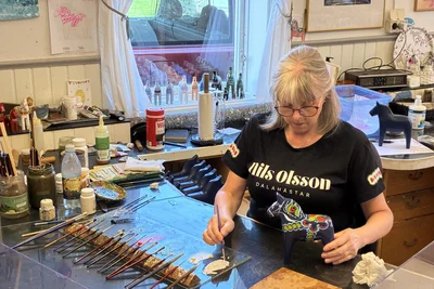 Die typischen „Dalapferde“ werden bereits seit 1928 in der Nils Olsson Fabrik in Handarbeit und den verschiedensten Farben gefertigt und bemalt. Die Vorläufer des Kinderspielzeugs stammen aus dem 18. Jahrhundert. Das „Dalahäst“ ist ein Symbol Schwedens – und ein überaus beliebtes Touristen-Mitbringsel.