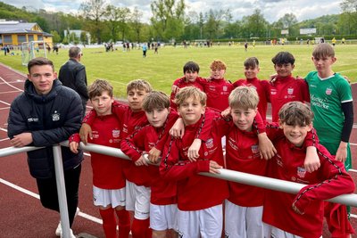Sonny Uhle (l.) ist fußballerisch beim FSV Blau-Weiß Schwarzenberg groß geworden. Jetzt coacht der 19-Jährige die U 23 des FSV Zwickau und kehrte für ein Turnier an die alten Wirkungsstätte zurück.