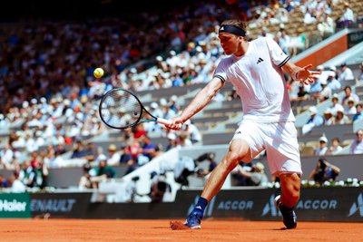 Alexander Zverev spielte zum Start der French Open auf dem Hauptplatz in Roland Garros.