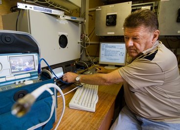 Günter Reuter prüft in der Arnsfelder Anlage die HD-Programme.