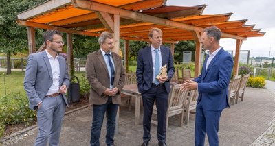Ulf Heitmüller (2. v. r.), Vorstandsvorsitzender der VNG AG, war kürzlich in Annaberg-Buchholz, um sich anzuschauen, wie die Vereine die Spenden eingesetzt haben. Außerdem im Bild (v. l.): Björn Buchhold, Volker Krämer und Stadtwerke-Geschäftsführer Kai Aschermann. 