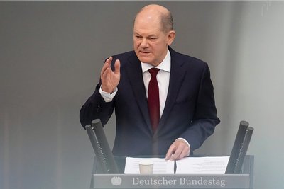Bundeskanzler Olaf Scholz (SPD) gibt in der Sondersitzung des Bundestags am Sonntag eine viel beachtete Regierungserklärung zum Krieg in der Ukraine ab. In der Sicherheitspolitik leitet Deutschland eine Kehrtwende ein, die noch vor Tagen als kaum denkbar galt. 
